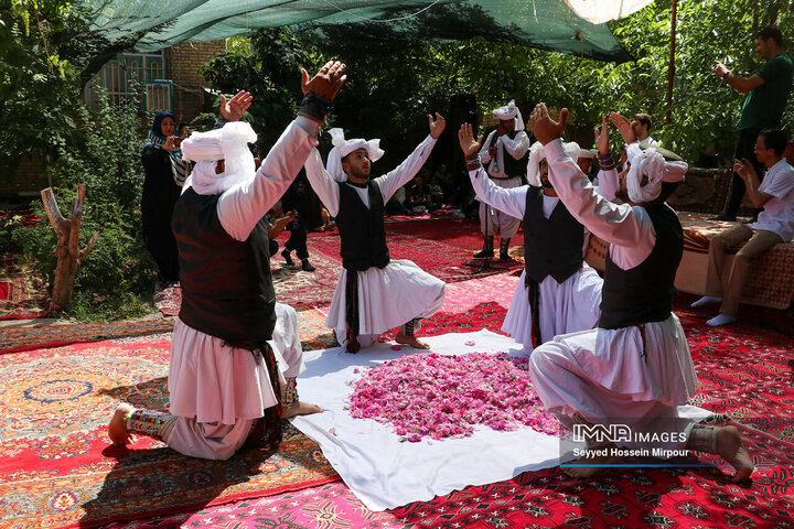 آیین سنتی گل غلتان در فرخد خراسان