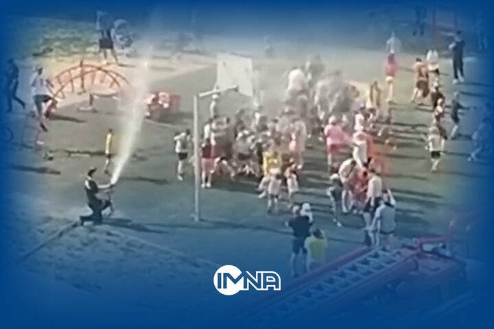 فیلم| آب‌پاشی تیم آتش‌نشانی به کودکان برای جلوگیری از گرمازده شدن آن‌ها