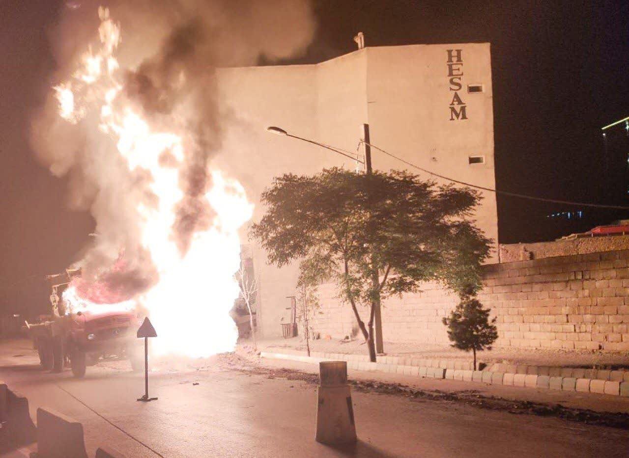 مهار آتش‌سوزی گسترده ناشی از برخورد بیل مکانیکی با لوله گاز در کرمان