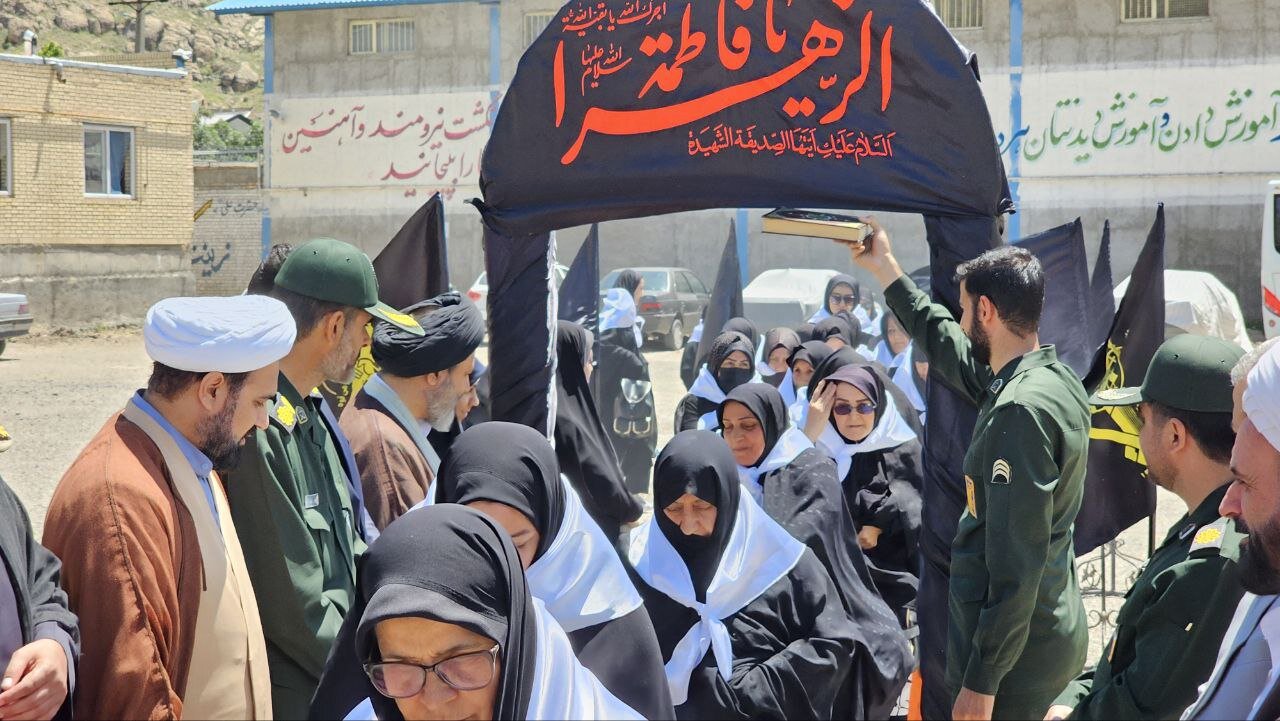 اعزام کاروانهای زیارتی به مرقد امام خمینی(ره) از شهرهای مختلف آذربایجانغربی+ عکس