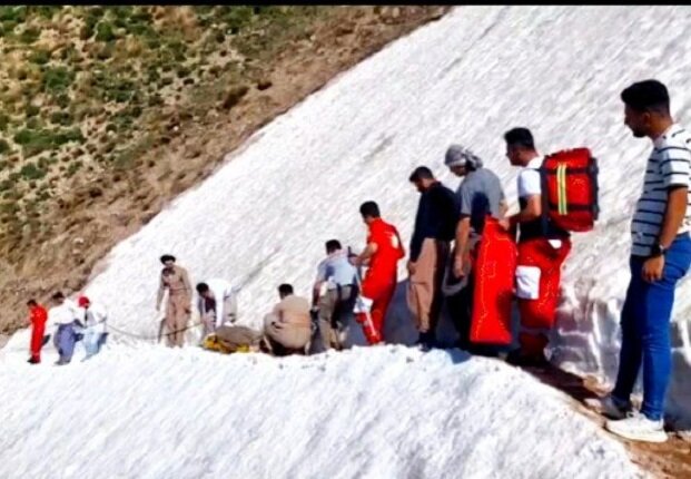 نجات جان فرد سقوط کرده در ارتفاعات برفی پیرانشهر