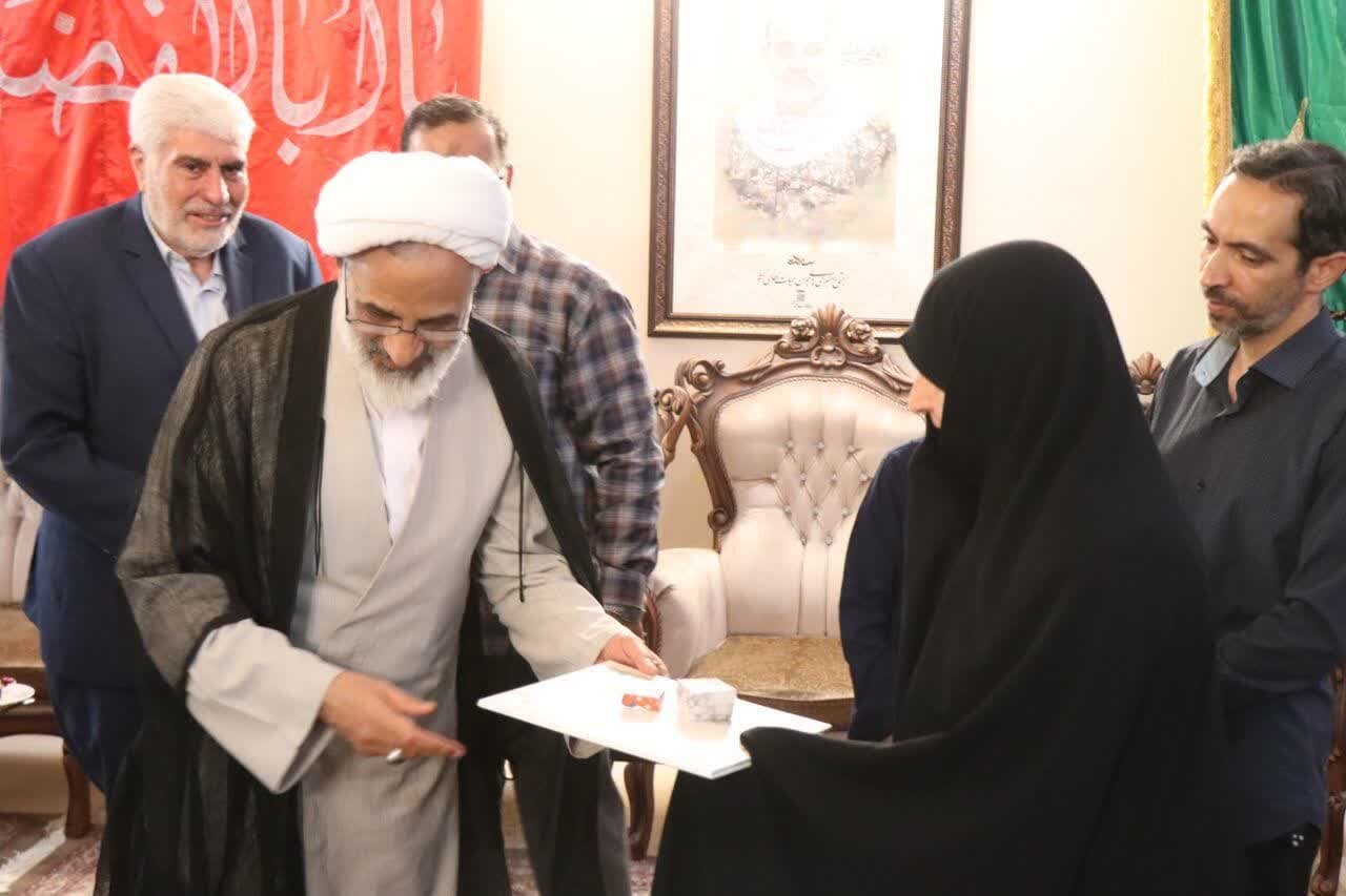 اهدای انگشتر رهبر انقلاب به خانواده شهید زاهدی