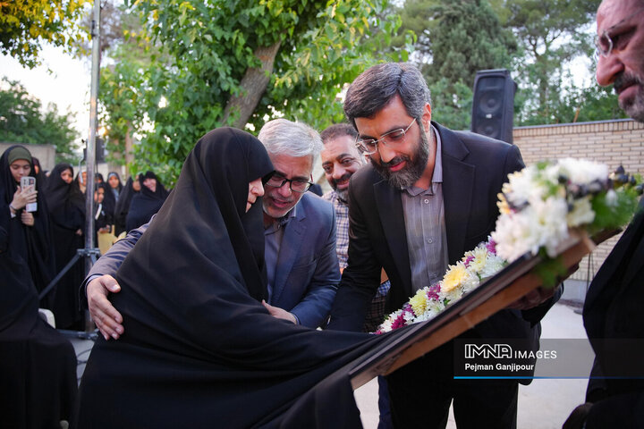 دیدار مادر با فرزند شهیدش در اصفهان