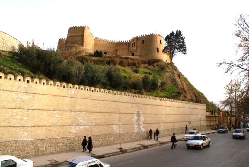 دیوار هزار ساله ۱۲ برجی قلعه فلک‌الافلاک احیا می‌شود