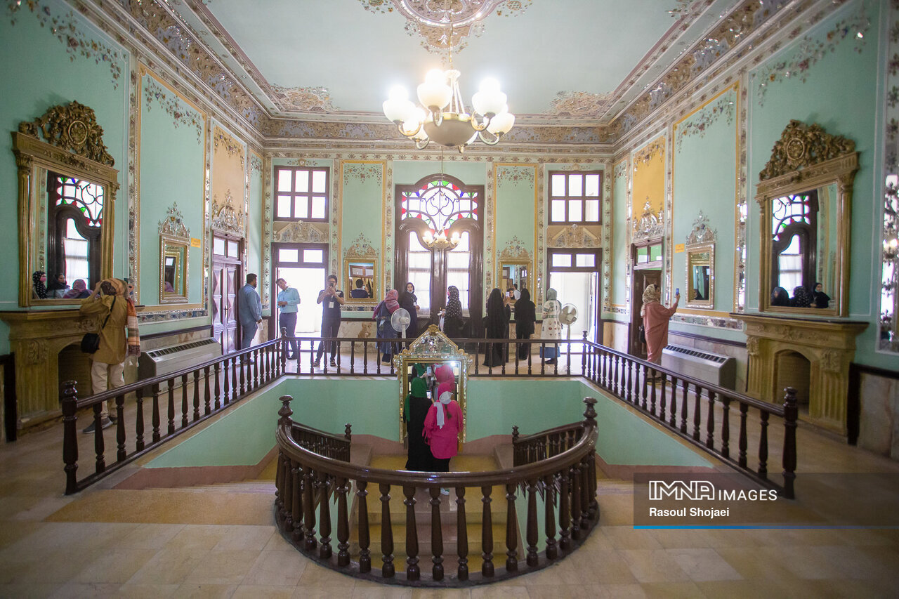 زیر سایه تاریخ در «باغ هزار داستان»