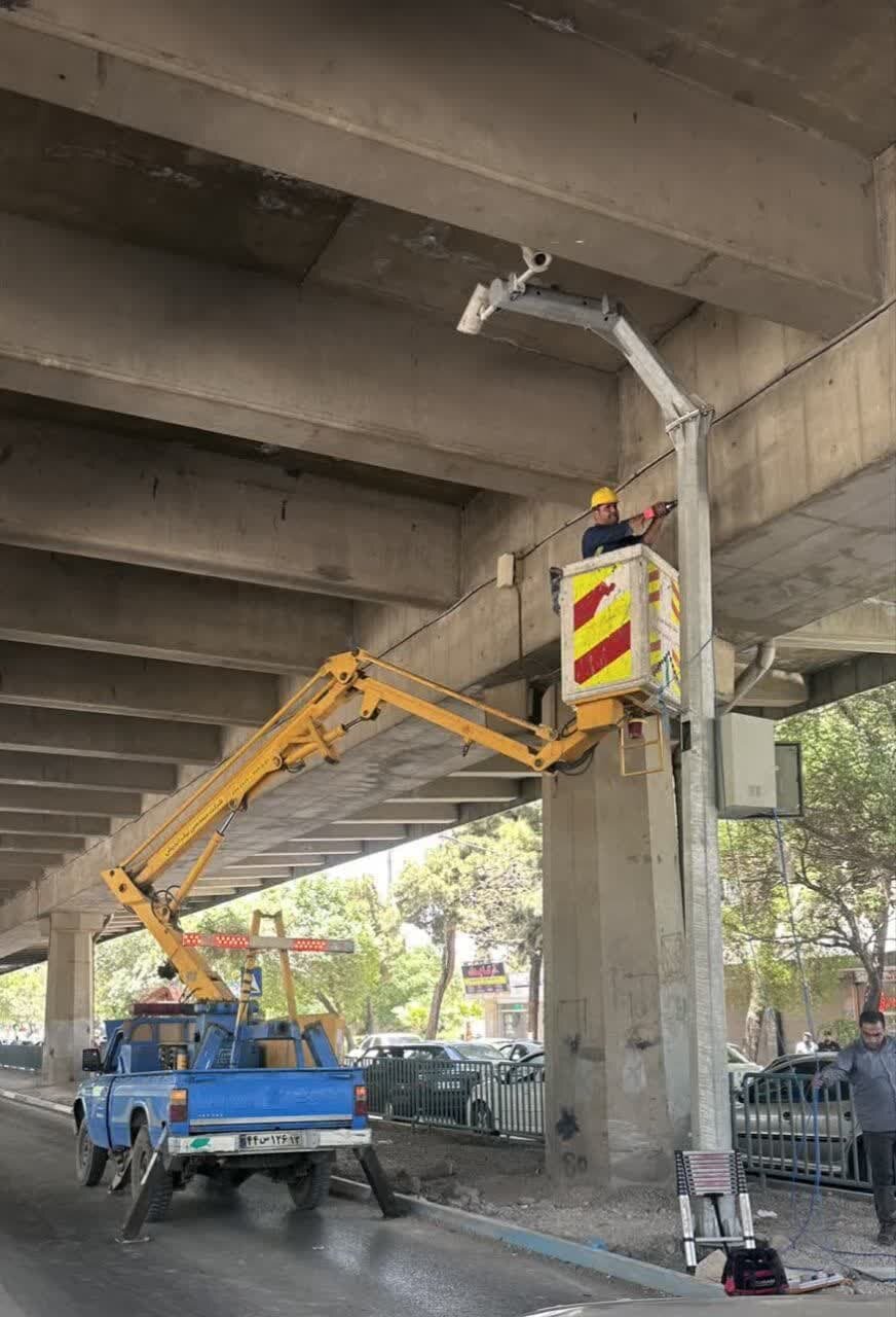 نصب دوربین ثبت تخلف عبور از مسیر عبور اتوبوس در چهارراه شریف