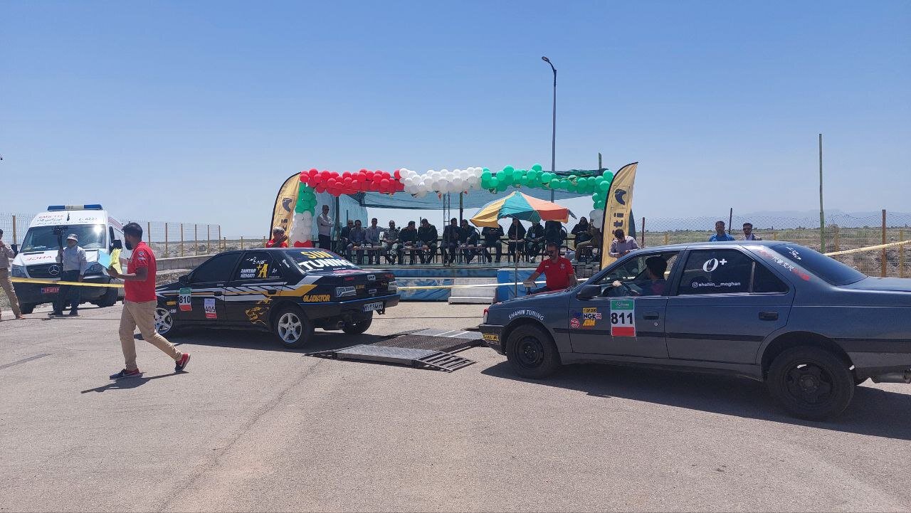 آغاز مسابقات بزرگ اتومبیل‌رانی درگ آقایان و بانوان در ارومیه + عکس