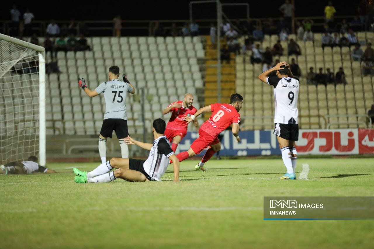 خیبر خرمآباد بیرحمترین میزبان تاریخ فوتبال ایران / هیچتیمی با امتیاز از لرستان نمیرود