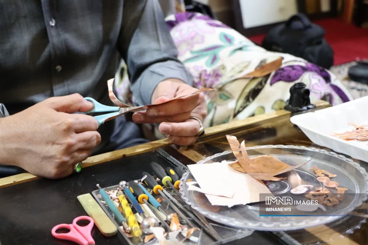 روایت زندگی یک هنرمند؛ ورقهای فلزی مس اینجا جان میگیرند