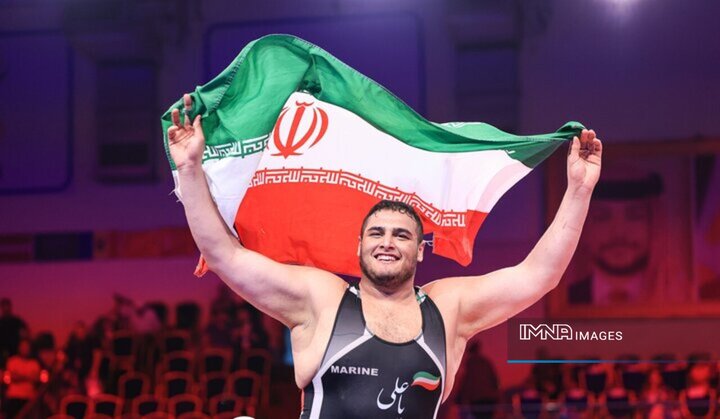 مدال طلا برگردن فردین هدایتی