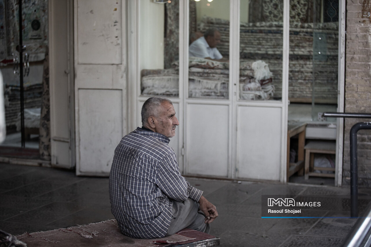 گره فراموشی به فرش دستباف اصفهان