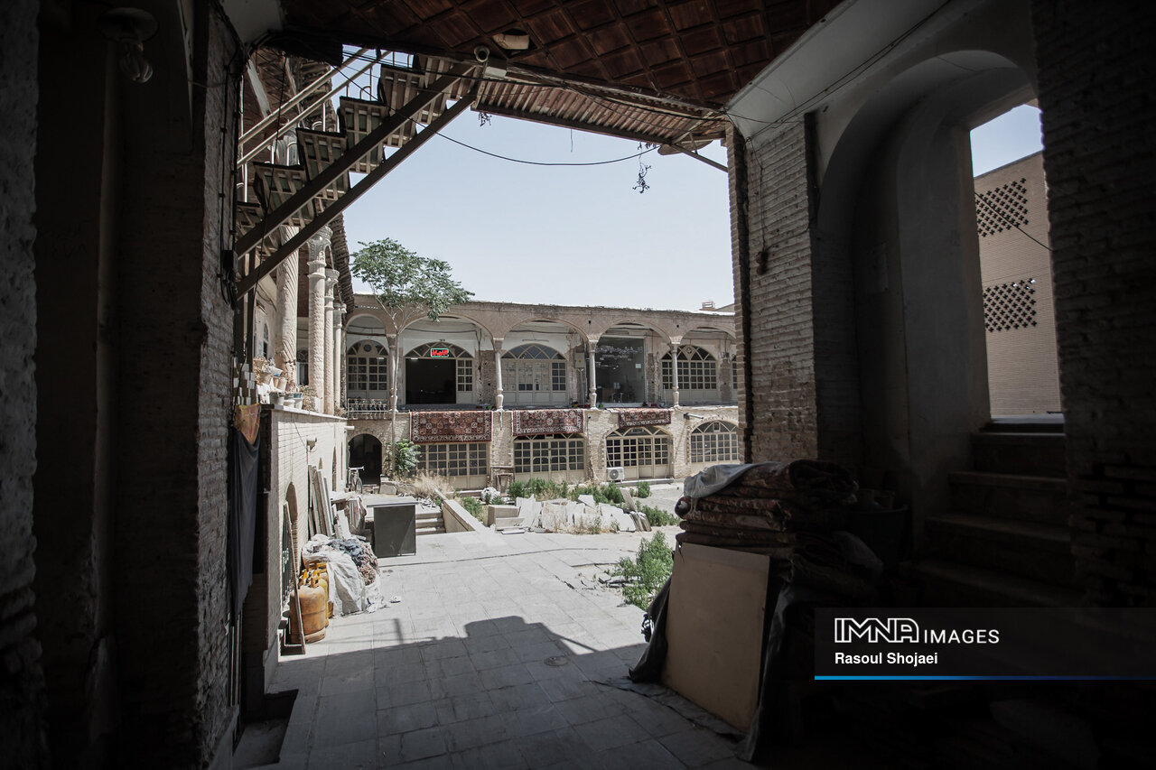 گره فراموشی به فرش دستباف اصفهان