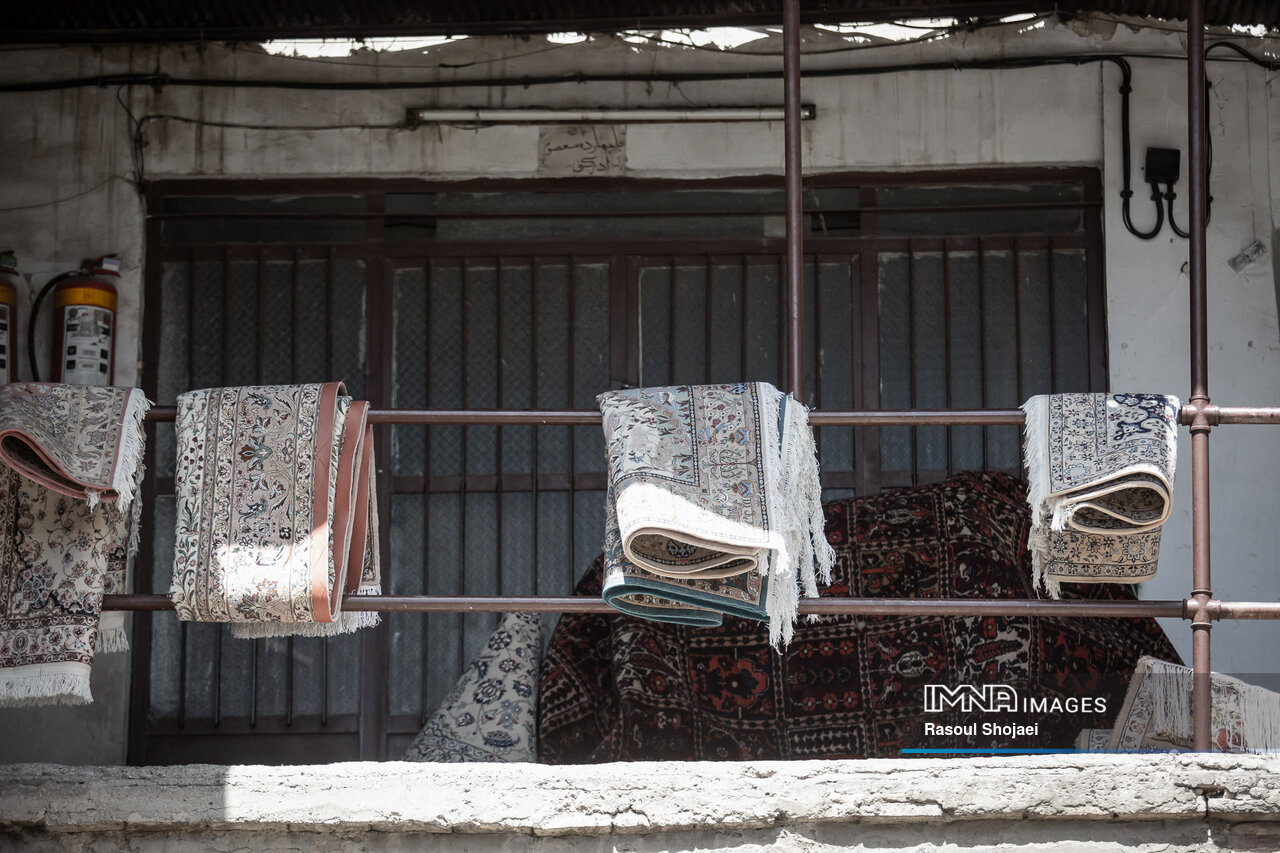 گره فراموشی به فرش دستباف اصفهان