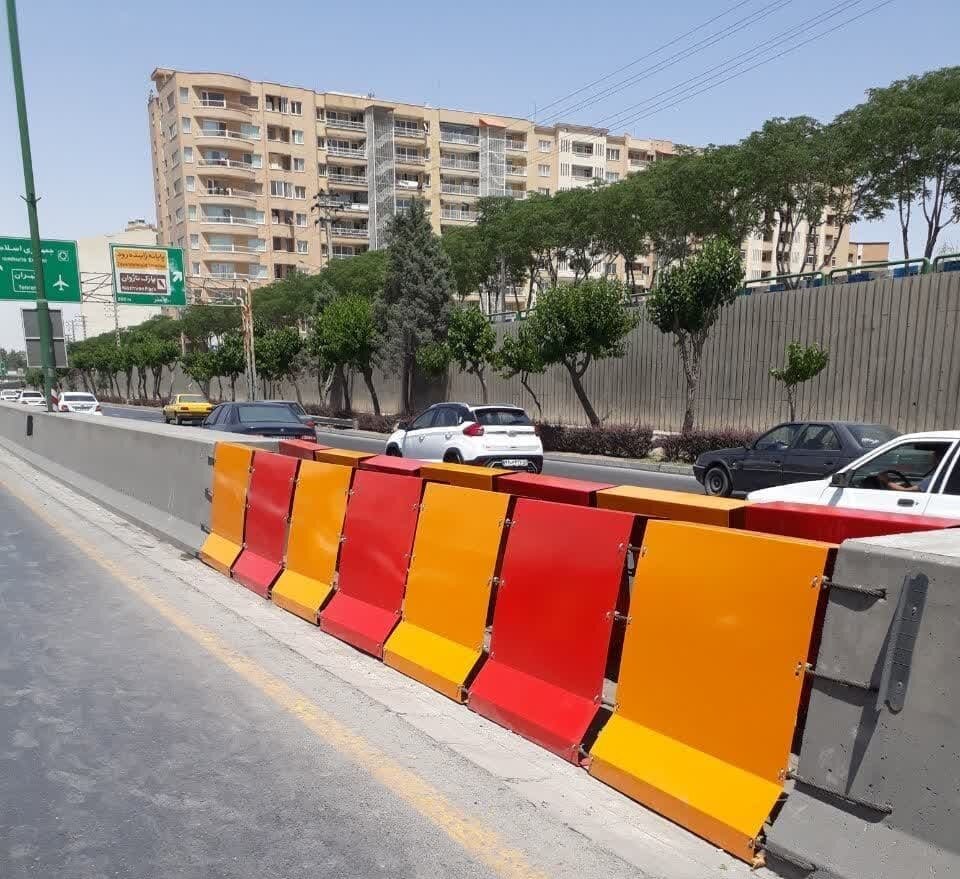 نصب بازشوی اضطراری برای تردد خودروهای امدادی در بزرگراه شهید حبیب‌اللهی
