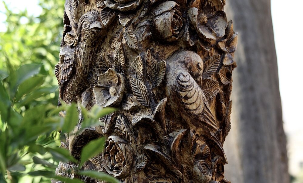 نقش هنر دست هنرمندان شیرازی بر تن بیجان درختان