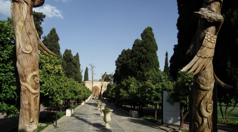 نقش هنر دست هنرمندان شیرازی بر تن بیجان درختان