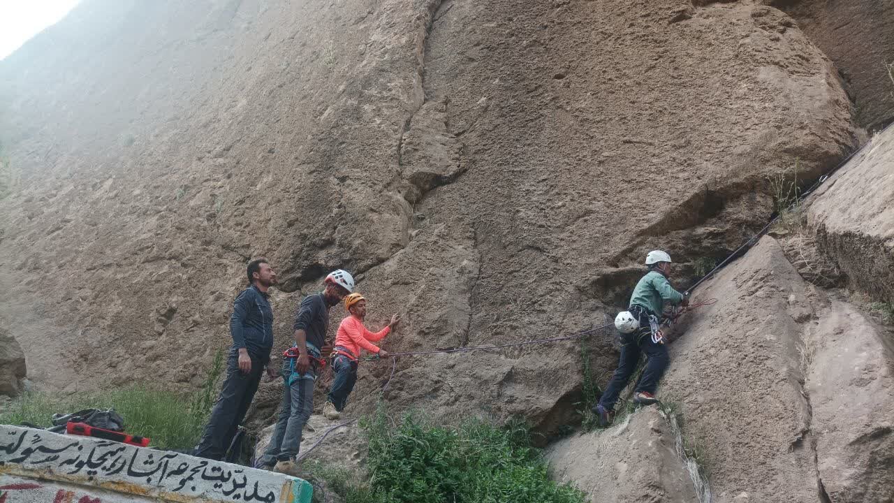 نجات جوان ۳۶ ساله از دیواره آبشار سمیرم + تصاویر
