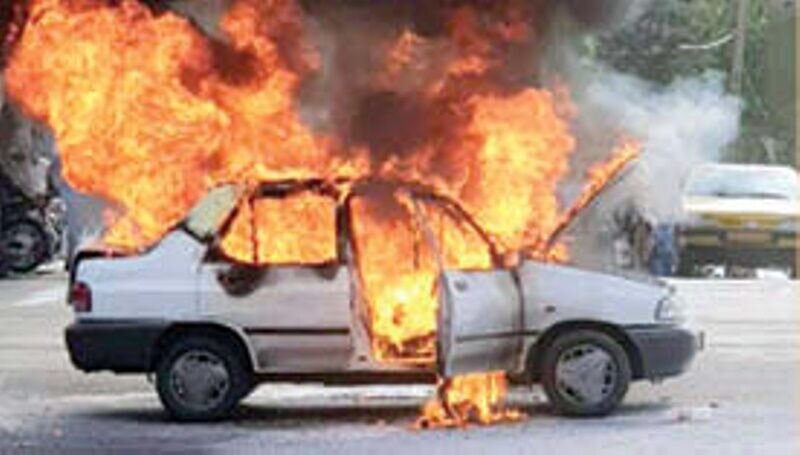اطفای آتش و پیشگیری از انفجار خودروی پراید توسط آتش‌نشانان گرگانی