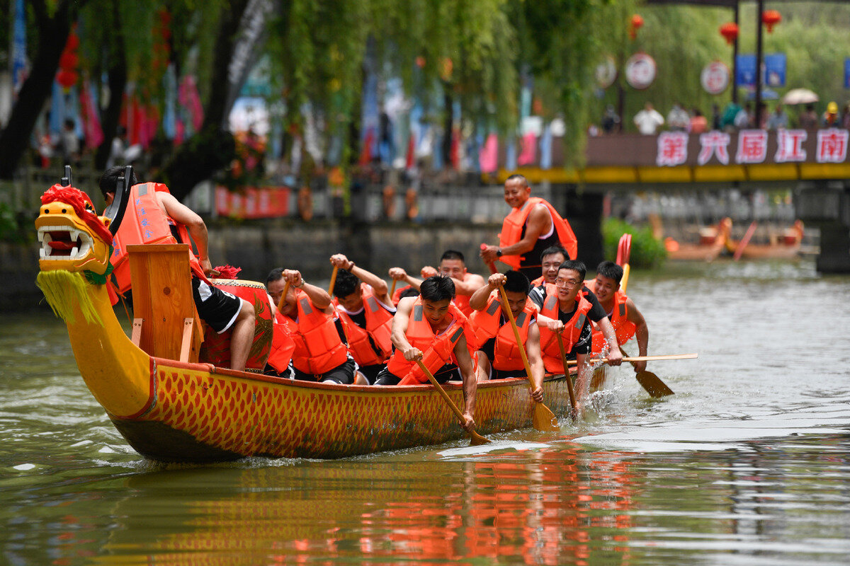 جشنواره قایق اژدها: شور و هیجان در امواج سنت و افسانه