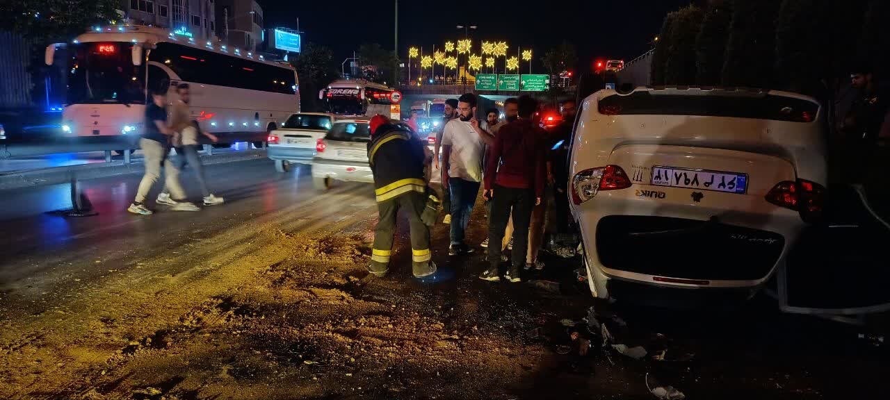 تصادف زنجیرهای ۷ خودرو در اتوبان خرازی با ۱۰ مصدوم+ عکس