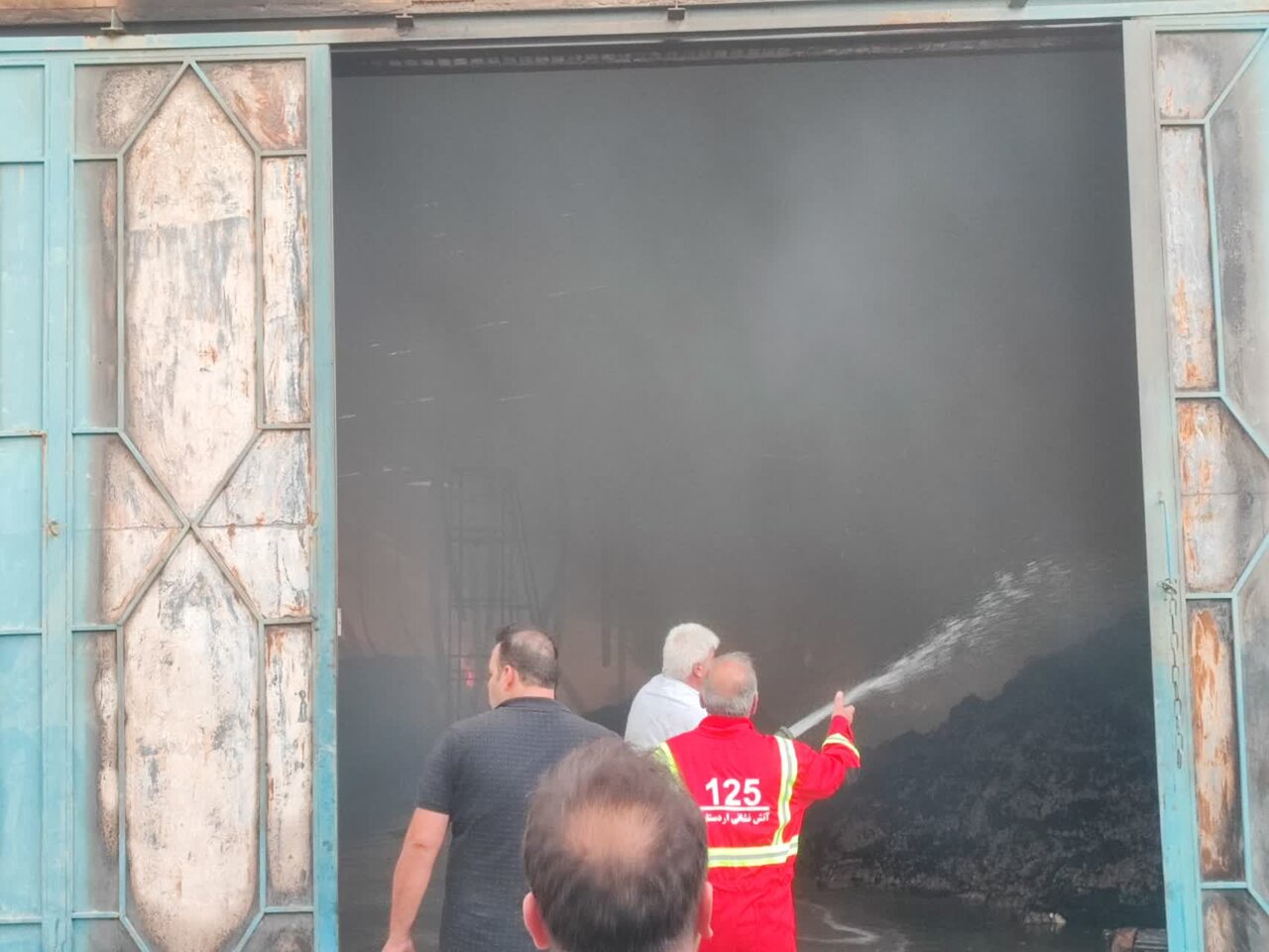 وقوع حریق در واحد تولیدی شانه تخممرغ در کمربندی اردستان+ عکس