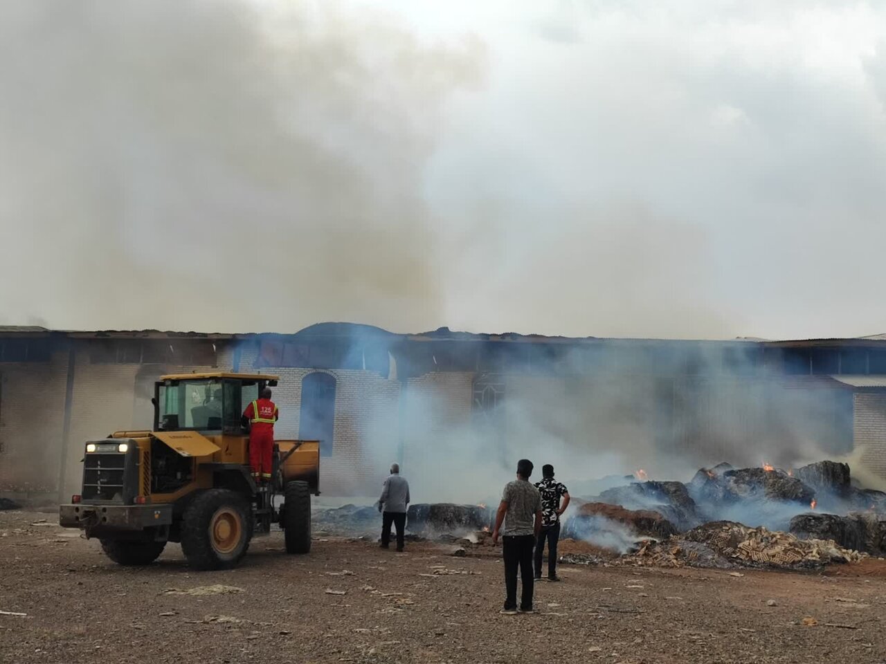 وقوع حریق در واحد تولیدی شانه تخممرغ در کمربندی اردستان+ عکس