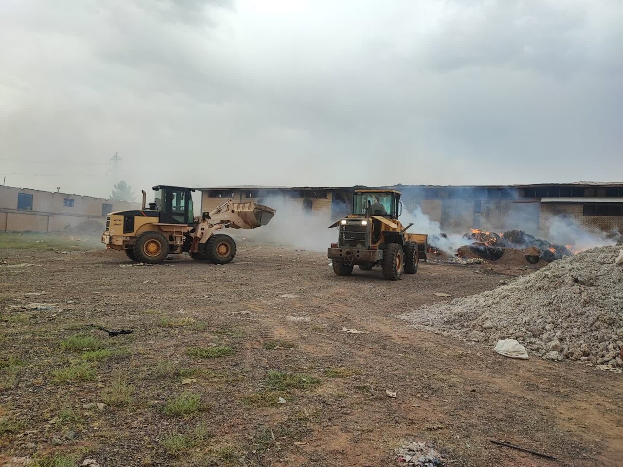 وقوع حریق در واحد تولیدی شانه تخممرغ در کمربندی اردستان+ عکس