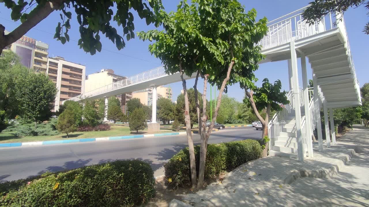 تکمیل عملیات احداث پل عابرپیاده در خیابان آبشار