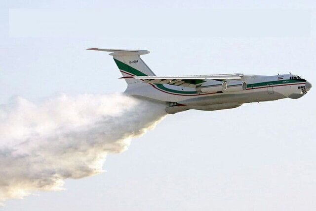 هواپیمای آب‌پاش در حال خاموش کردن آتش جنگل‌های کرمانشاه است