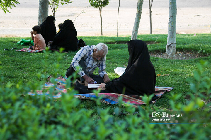 دعای پر فیض عرفه در پارک جنگلی ناژوان