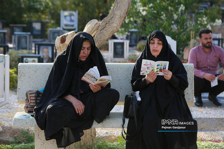 دعای عرفه در آرامستان باغ رضوان