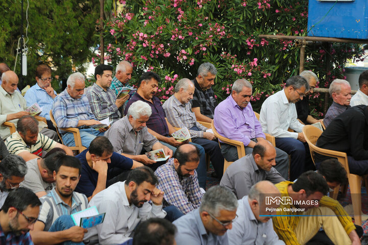 دعای عرفه در آرامستان باغ رضوان