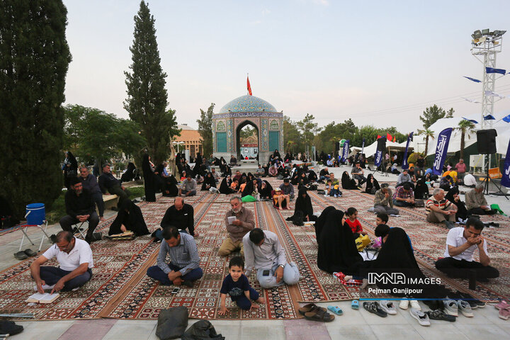 دعای عرفه در آرامستان باغ رضوان