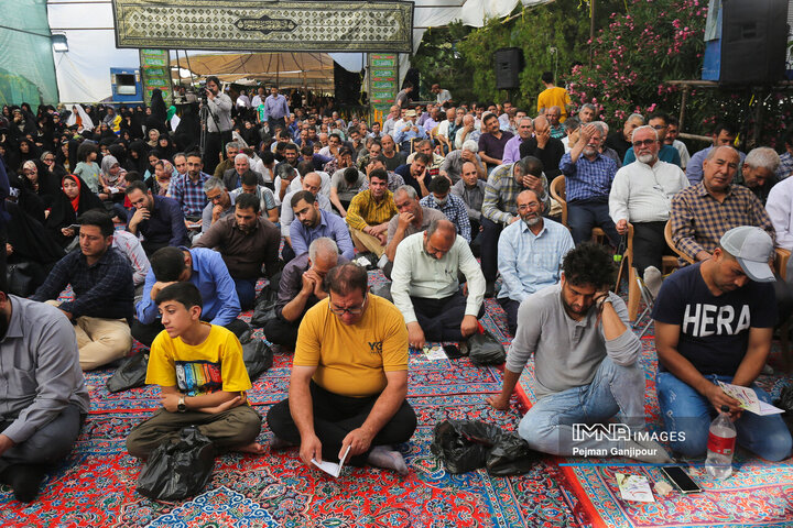 دعای عرفه در آرامستان باغ رضوان