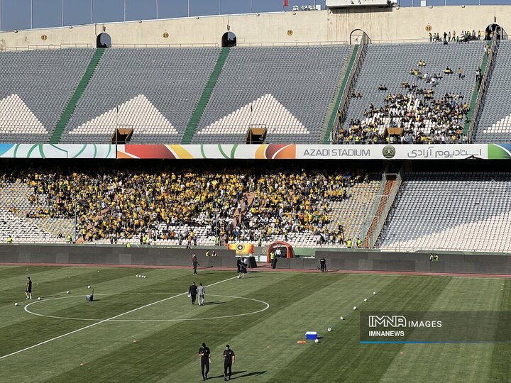 ورود بازیکنان سپاهان به ورزشگاه آزادی با حمایت همه‌جانبه هواداران طلایی‌پوش +فیلم