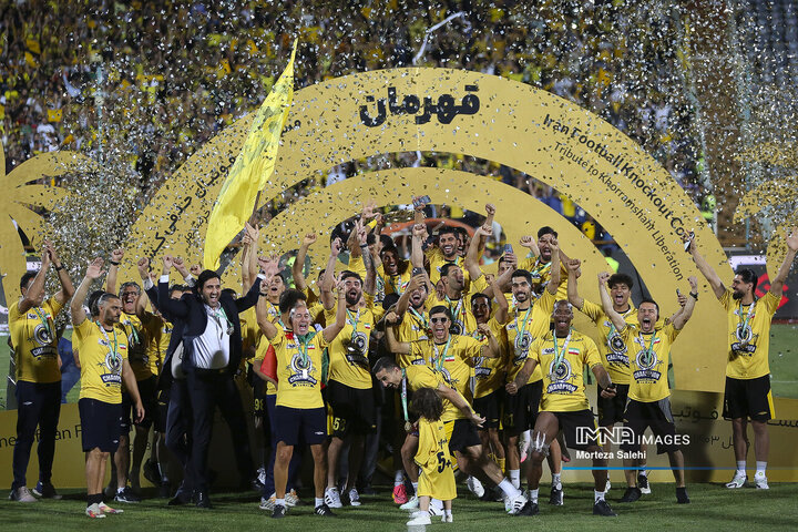 جشن قهرمانی بازیکنان سپاهان پس از پیروزی مقابل مس رفسنجان