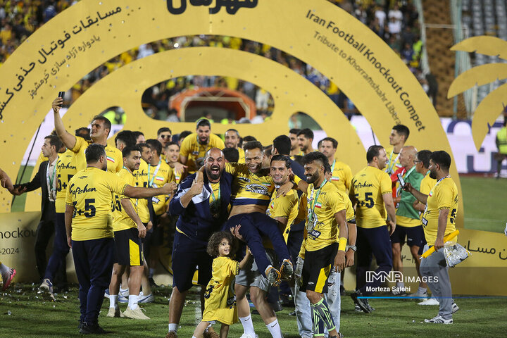 جشن قهرمانی بازیکنان سپاهان پس از پیروزی مقابل مس رفسنجان