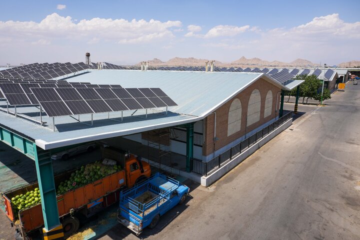 استقرار قاضی تعزیرات حکومتی در میدان مرکزی میوه و تره‌بار اصفهان برای برخورد با گران‌فروشی