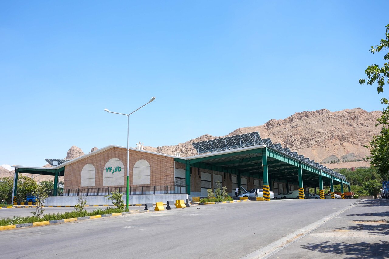 پایان عملیات اجرایی نیروگاه خورشیدی ۲۰۰ کیلوواتی در میدان مرکزی میوه و تره‌بار اصفهان