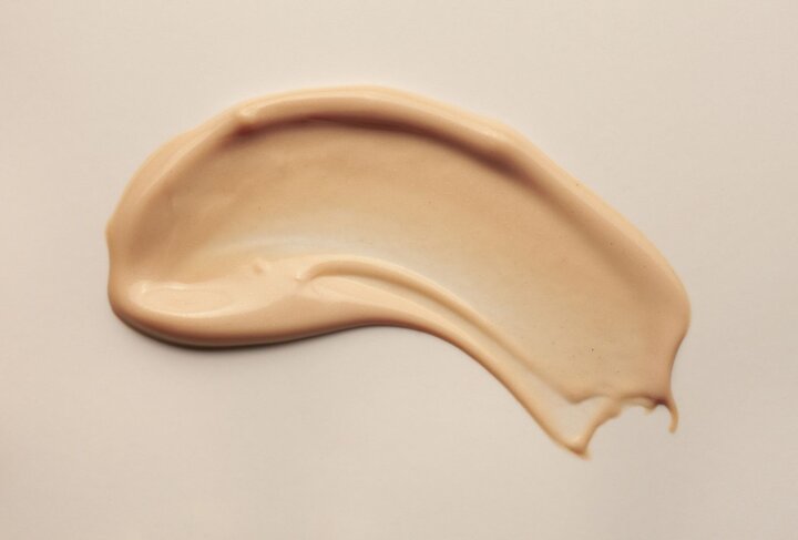 ضد آفتاب رنگی بهتره یا بی رنگ؟ 4 تفاوت اصلی ضد آفتاب رنگی بهتره یا بی رنگ؟ 4 تفاوت اصلی