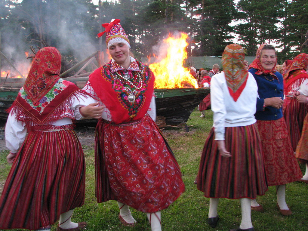 روش جالب استونیاییها برای استقبال از نیمه تابستان