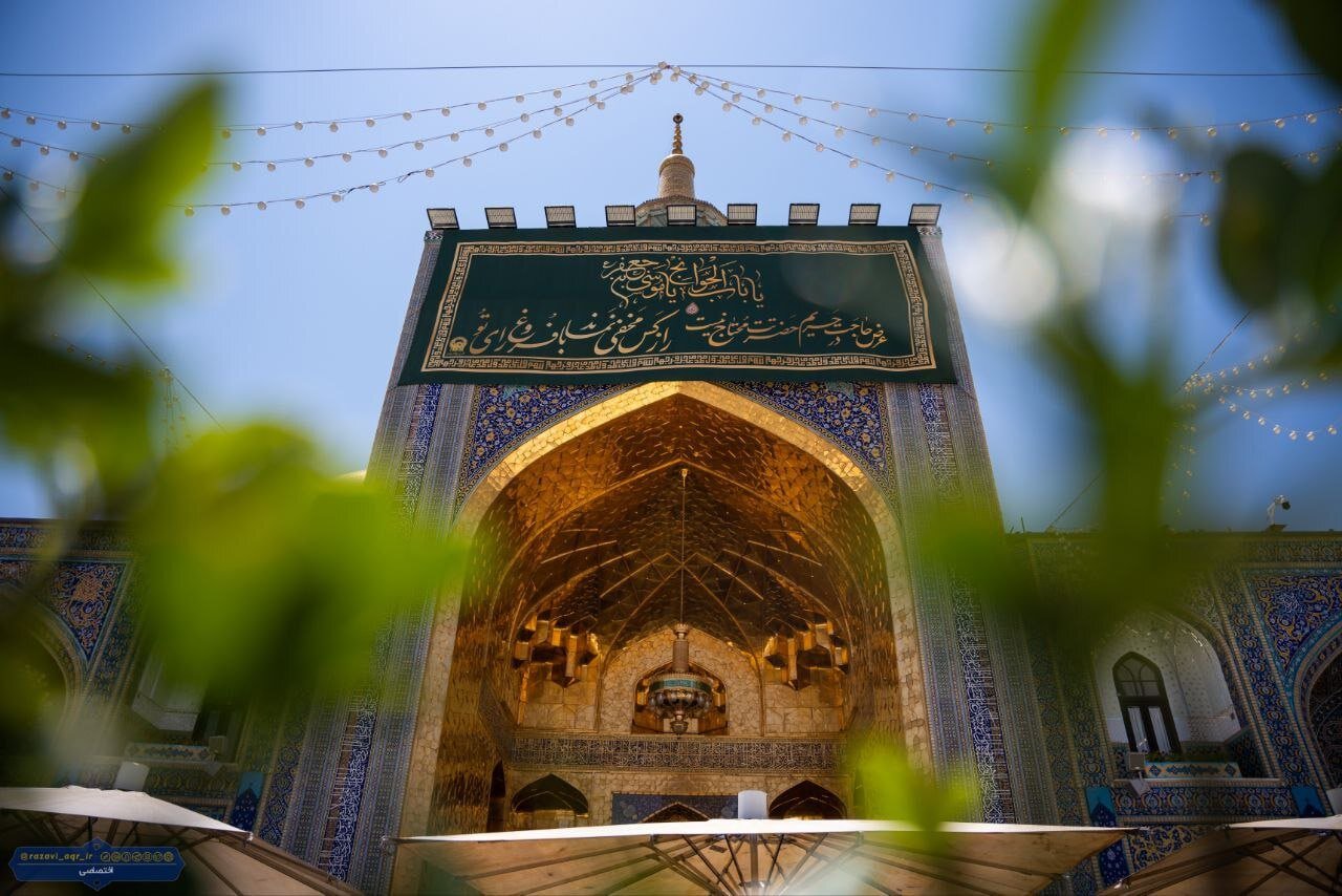 کتیبههای ولادت امام کاظم(ع) در حرم مطهر رضوی نصب شد