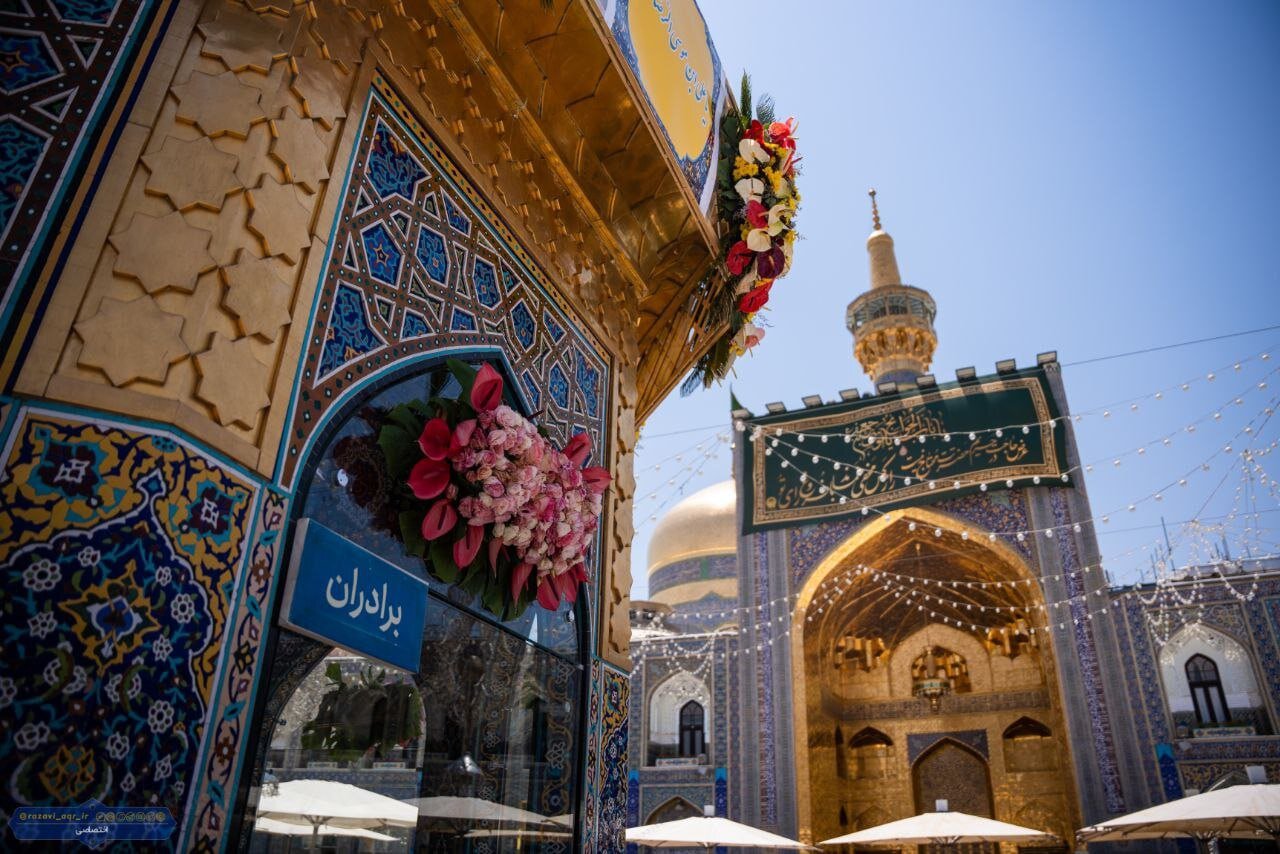 کتیبههای ولادت امام کاظم(ع) در حرم مطهر رضوی نصب شد