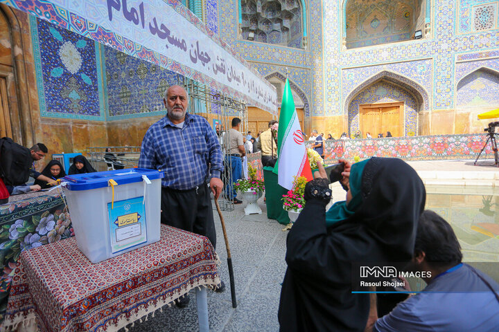 انتخابات ریاست جمهوری در شعبه میدان امام(ره) اصفهان