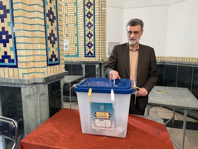 امیرحسین قاضی‌زاده هاشمی رای خود را به صندوق انداخت