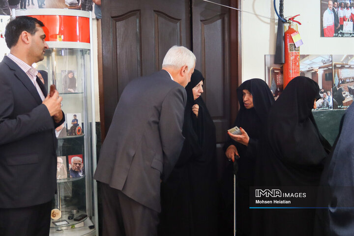 حضور شهردار اصفهان در شعبه اخذ رأی مجتمع فرهنگی مطبوعاتی