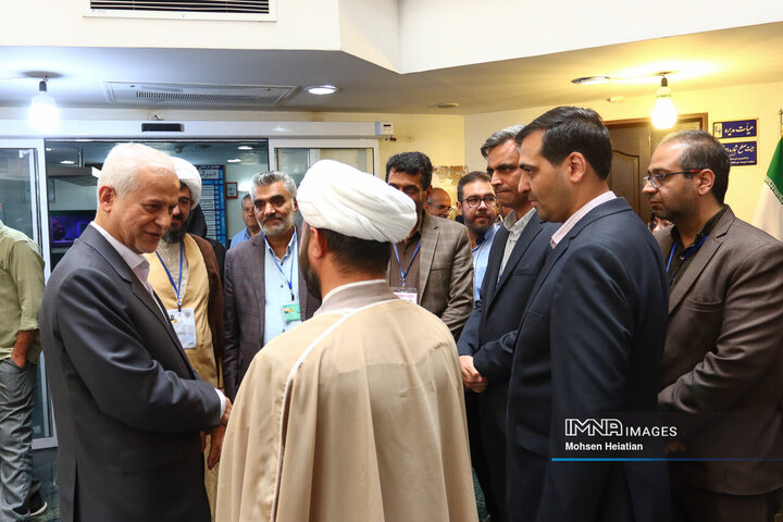 حضور شهردار اصفهان در شعبه اخذ رأی مجتمع فرهنگی مطبوعاتی
