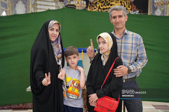 خانواده‌های ایرانی پای صندوق‌های رأی