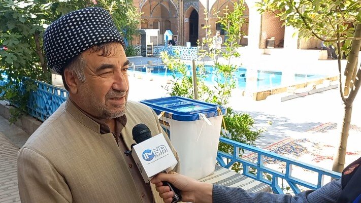 فیلم| روحانی اهل سنت از دلایل اهمیت شرکت در انتخابات می‌گوید