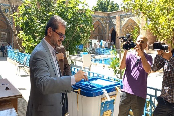 استاندار کردستان رای خود را به صندوق انداخت + فیلم